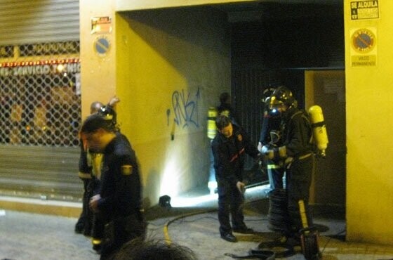 incendio-garaje-pintor-jacomart-bomberos-en-accion