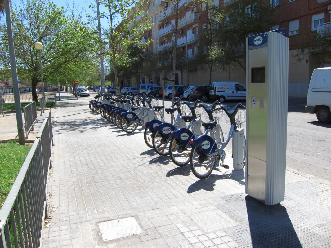 Estación de Valenbisi en la calle Vicente La Roda