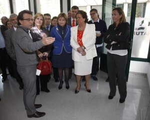 El director de NaTuria Alberto Sendra explica varios pormenores a Barberá y Boning/pepe sapena