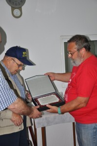 Bellver entrega una placa a Pepe Navarro, socio fundador, en el 40 aniversario del colectivo vecinal de Benicalap