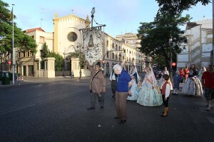 Un estandarte con un dibujo de la Geperudeta encabezó la comitiva Un estandarte con un dibujo de la Geperudeta encabezó la comitiva
