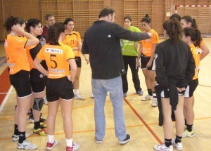 El entrenador del Valencia Aiequip departe con las jugadoras