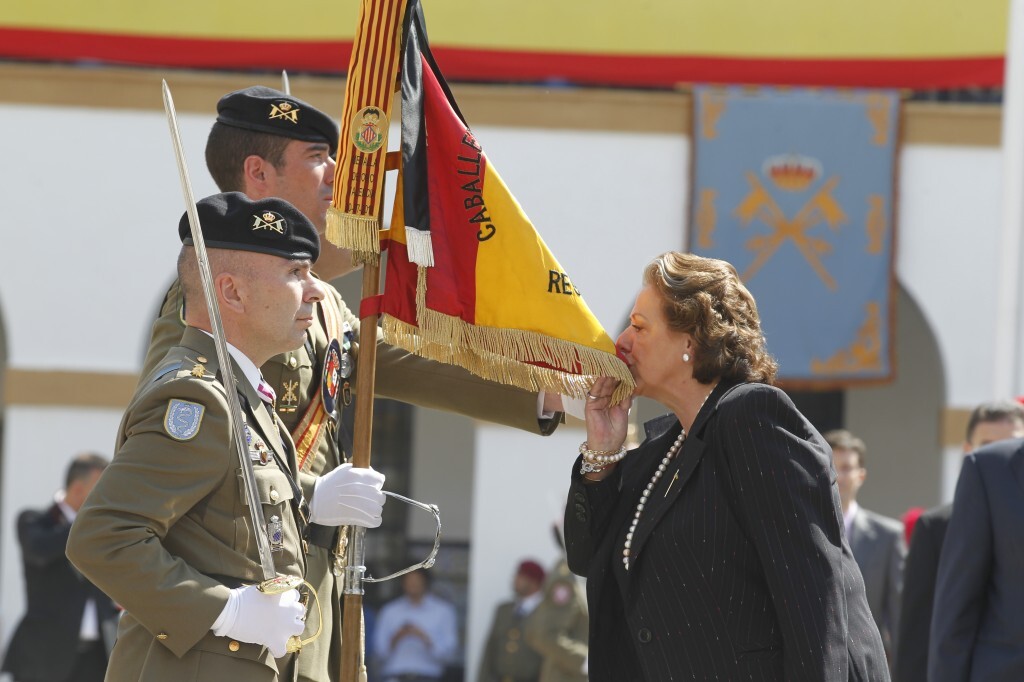 La alcaldesa de Valencia, Rita Barberá, jura bandera./pepe sapena