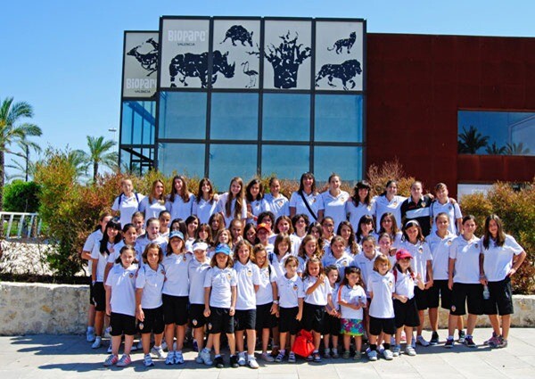 El-Valencia-CF-Femenino-antes-de-empezar-su-visita-a-Bioparc-Valencia---16-6-12