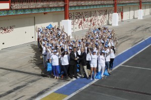 El edil de Deportes y el director del Circuit con los voluntarios en el pit lane