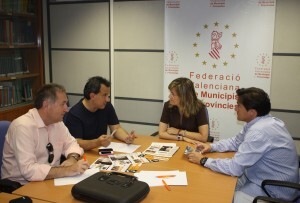 El presidente de Fotur y el de los Dj´s valencianos con la presidenta de la FEMP