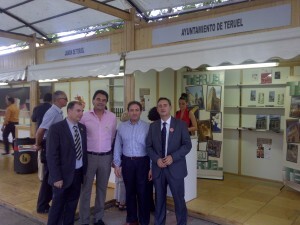 Las autoridades turolenses delante del pabellón del Ayuntamiento de Teruel