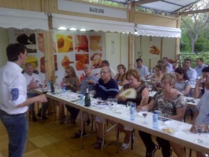 Cata de vinos en el pabellón turolense