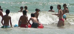 Los niños que participan pasan una mañana en la playa del Cabanyal