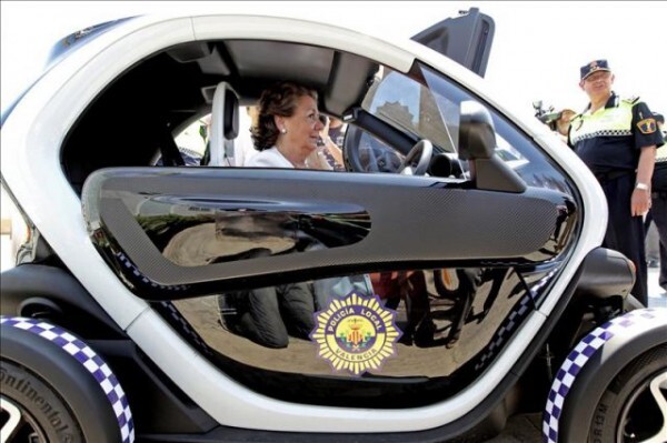 La alcaldesa en uno de los coches eléctricos de la Policía Local