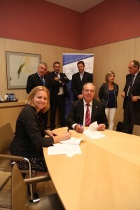 Un momento de la firma entre el colegio y la caja Un momento de la firma entre el colegio y la caja