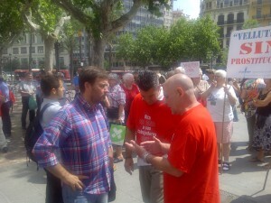 Dos dirigentes sindicales en la concentración celebrada hoy en la plaza del Ayuntamiento/vlcciudad