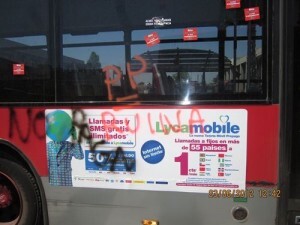 Uno autobus con pegatinas y pintadas