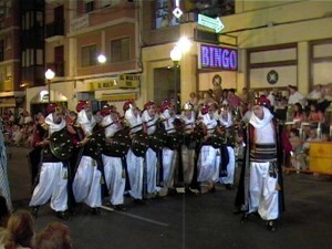 Una de las escuadras moras a la altura de la zona del Ateneo Marítimo donde se instala la tribuna Una de las escuadras moras a la altura de la zona del Ateneo Marítimo donde se instala la tribuna