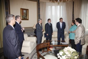 La alcaldesa, Rita Barberá, y el vicealcalde, Alfonso Grau, con los dirigentes hoteleros y los responsables de Turismo Valencia. pepe sapena/ayto. vlc