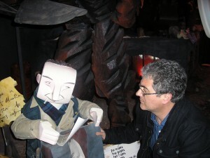 El director de VLCCiudad, Paco Varea, con una figura de Manolo Martín padre que hijo su hijo en un homenaje en la falla Na Jordana El director de VLCCiudad, Paco Varea, con una figura de Manolo Martín padre que hijo su hijo en un homenaje en la falla Na Jordana