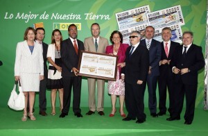 Las autoridades valencianas y de la ONCE con un cupón gigante