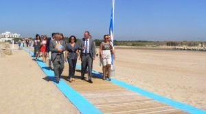 Las autoridades paseando por la playa de El Perellonet/pepe sapena