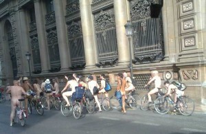 Los participantes en la protesta en la calle Barcas