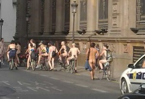 Protesta nudista en bici por el centro de la ciudad