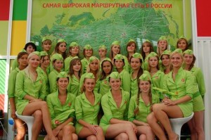 Un grupo de azafatas de la S-7 Airlines en un posado promocional de la compañía
