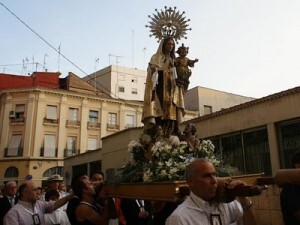 Un grupo de devotos y fieles porta a hombros a la Virgem del Carmen