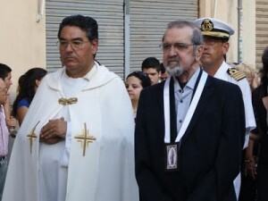 El párroco de El Grao con el presidente de la cofradía, Manuel Monsoriu