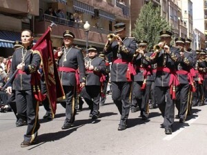 La banda de cornetas y tambores Virgen de los Dolores en el desfile de la Semana Santa Marinera/eos