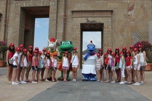 Las falleras mayores y sus cortes con las mascotas en Terra Mítica