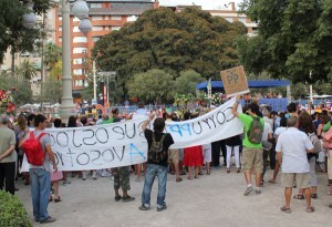 Un grupo de simpatizantes del 15 M con una pancarta en la Alameda frente a la Tribuna de Autoridades