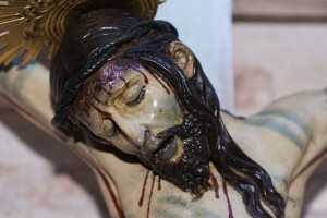 La cara del Cristo es la parte que aún queda de principios del siglo XV por su majestuosa serenidad