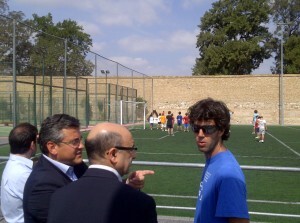 El edil de Deportes, Cristóbal Grau, y el de la Federación de Hockey, Jesús Gracia, con el responsable de la escuela de verano.