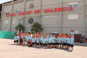 Los pequeños delante del estadio granota