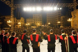 La tuna actuó en la plaza de la Virgen