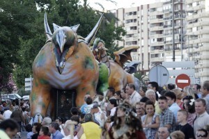 Pasacalles de futur metal con lfiguras gigantescas