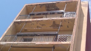 Un aspecto de los balcones de las viviendas del edificio/aavv cabanyal