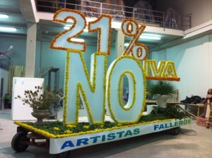 Dos artistas falleros hicieron una plataforma floral en la noche de la punxa contra la subida del IVA