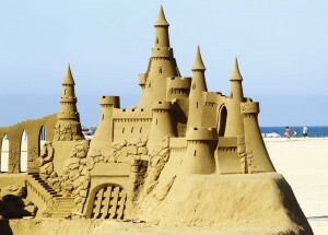 Un castillo de arena se ha alzado en plena playa de Las Arenas/marcelo a. ullloa