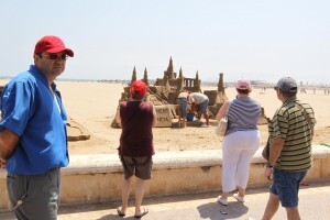 Varias personas observan el gigantesco castillo de arena de ocho metros/josep v. zaragoza