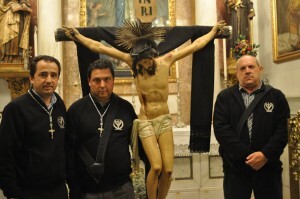 Tres cofrades con el Cristo de Palma en la iglesia de Santa María del Mar/web cristo de la palma Tres cofrades con el Cristo de Palma en la iglesia de Santa María del Mar/web cristo de la palma