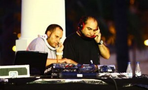 Dos dj´s en la noche de ayer en los Jardines del Palau/marcelo a. ulloa