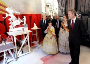 El presidente de la Generalitat visita un taller fallero en las pasadas fiestas falleras El presidente de la Generalitat visita un taller fallero en las pasadas fiestas falleras