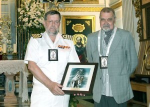 El Comandante Naval de Valencia recibió un detaller del presidente de la cofradía, Manuel Monsoriu