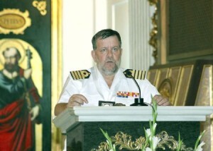 El comandante naval lee su pregón en el altar de la iglesia de El Grao/manolo guallart