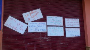 La falla Gayano Lluch ha colocado pancartas en la puerta del casal contra el cambio de fechas y subida del IVA=Elena Rivero