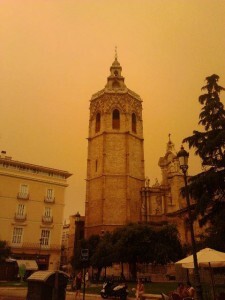 Aspecto de la plaza de la Reina con el Miguelte al fondo en la tarde ayer como consecuencia del incendio/ Manu Freestyla Thunder. Aspecto de la plaza de la Reina con el Miguelte al fondo en la tarde ayer como consecuencia del incendio/ Manu Freestyla Thunder.