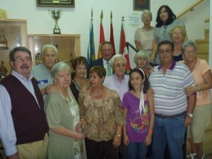 Luis Najarro, segundo por la izquierda, en la sede del centro en octubre de 2011