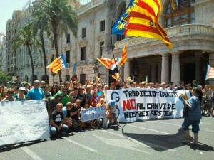 Manifestantes en la concentración de ayer en la plaza del Ayuntamiento/gav Manifestantes en la concentración de ayer en la plaza del Ayuntamiento/gav