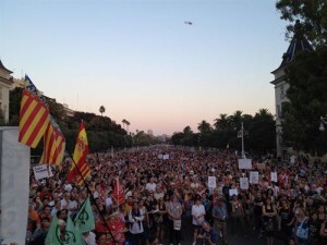 Miles de personas se han concentrado en la Alameda 