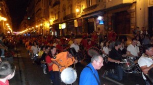 Los bombos y tambores en la calle de la Paz durante el desfile